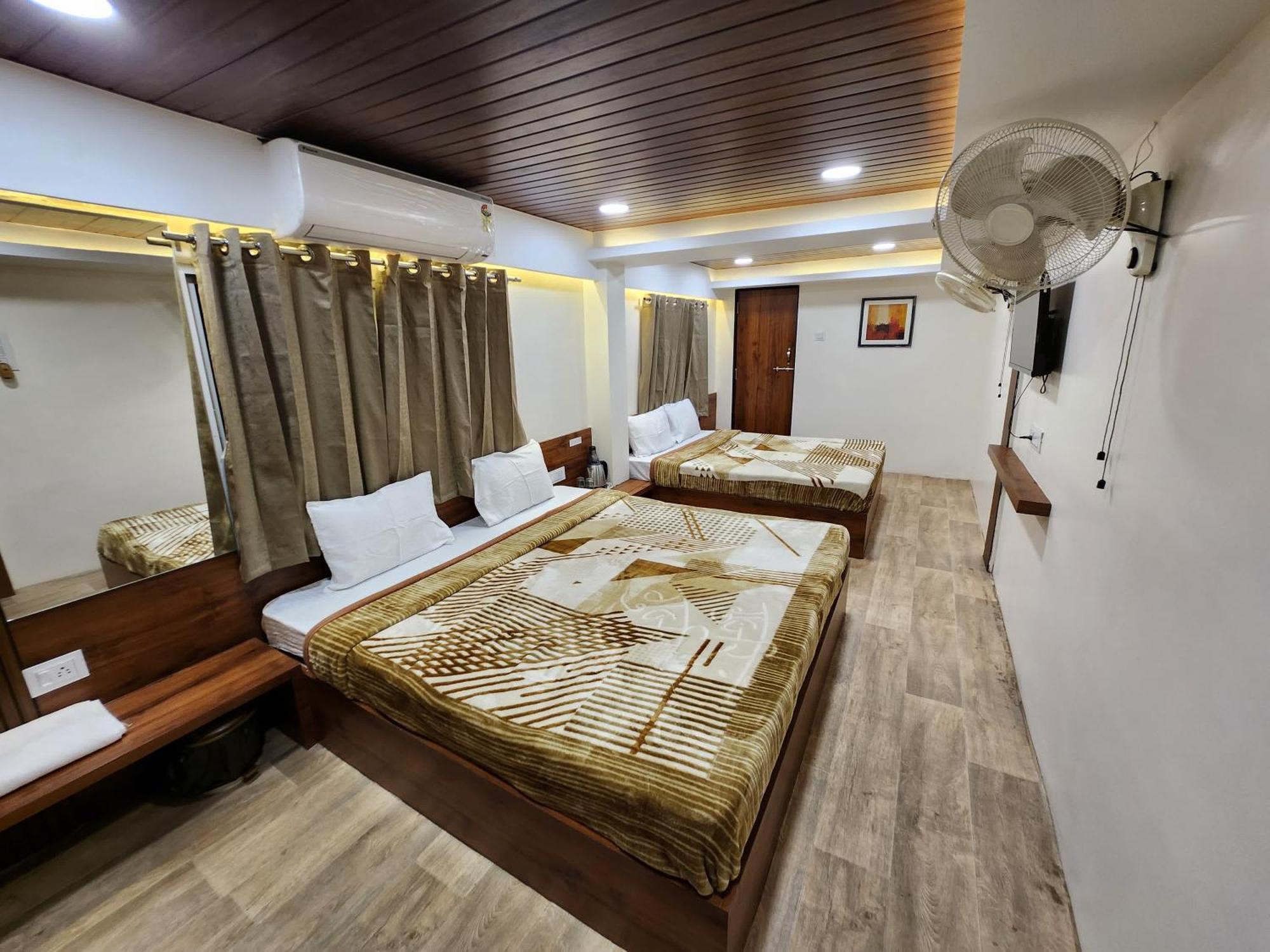 Hotel Anantshree 乌贾因 外观 照片