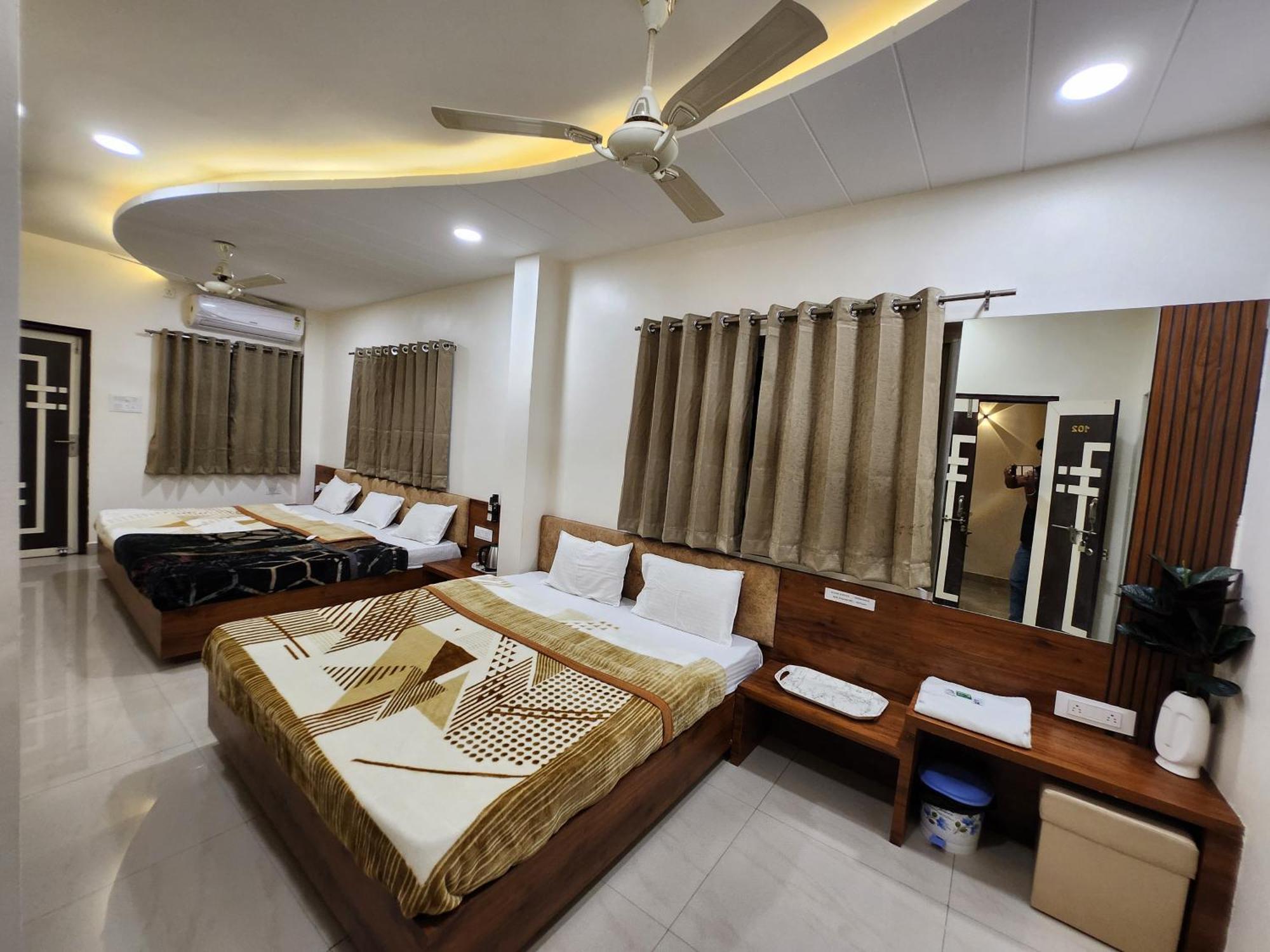 Hotel Anantshree 乌贾因 外观 照片