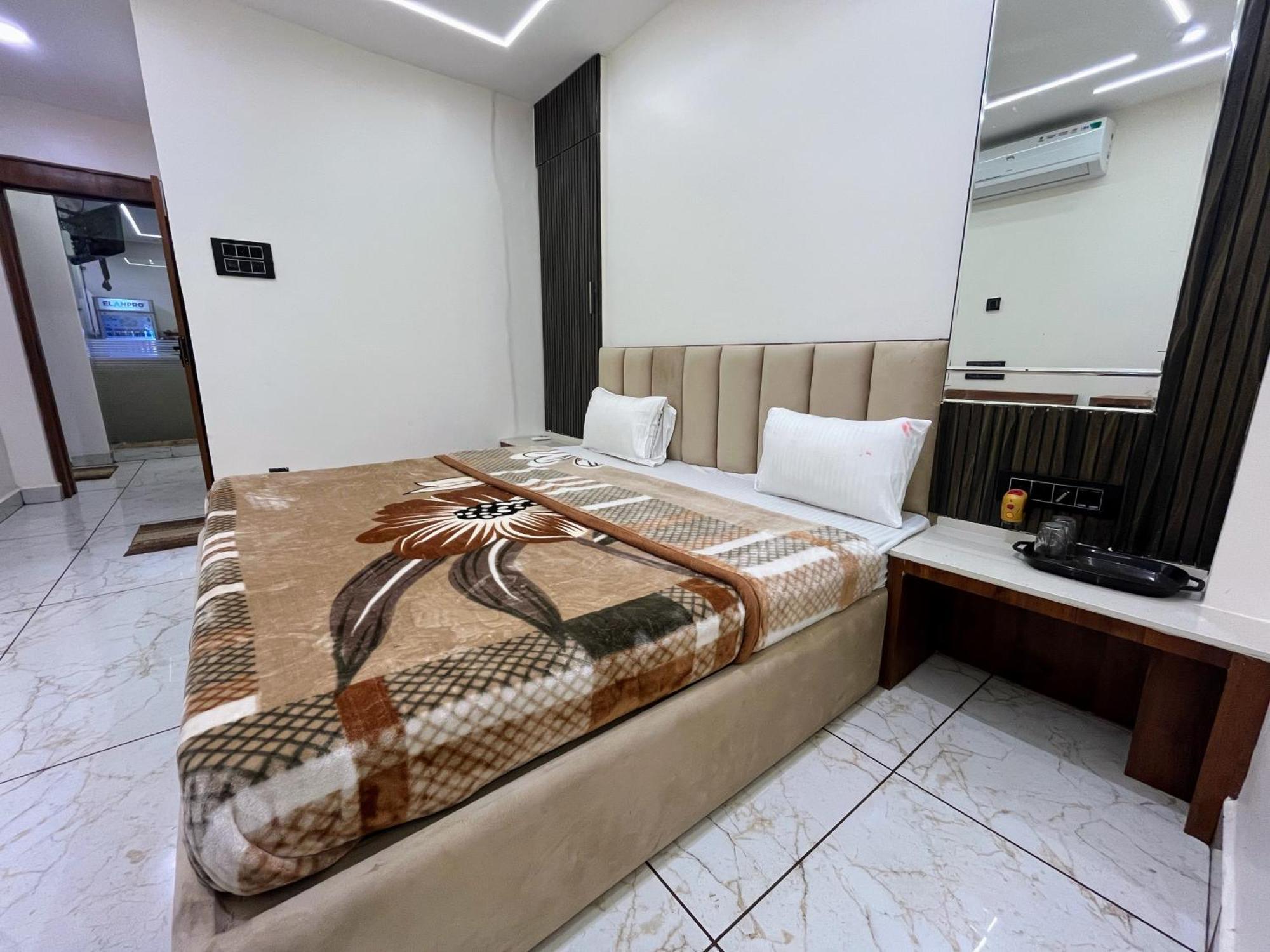 Hotel Anantshree 乌贾因 外观 照片