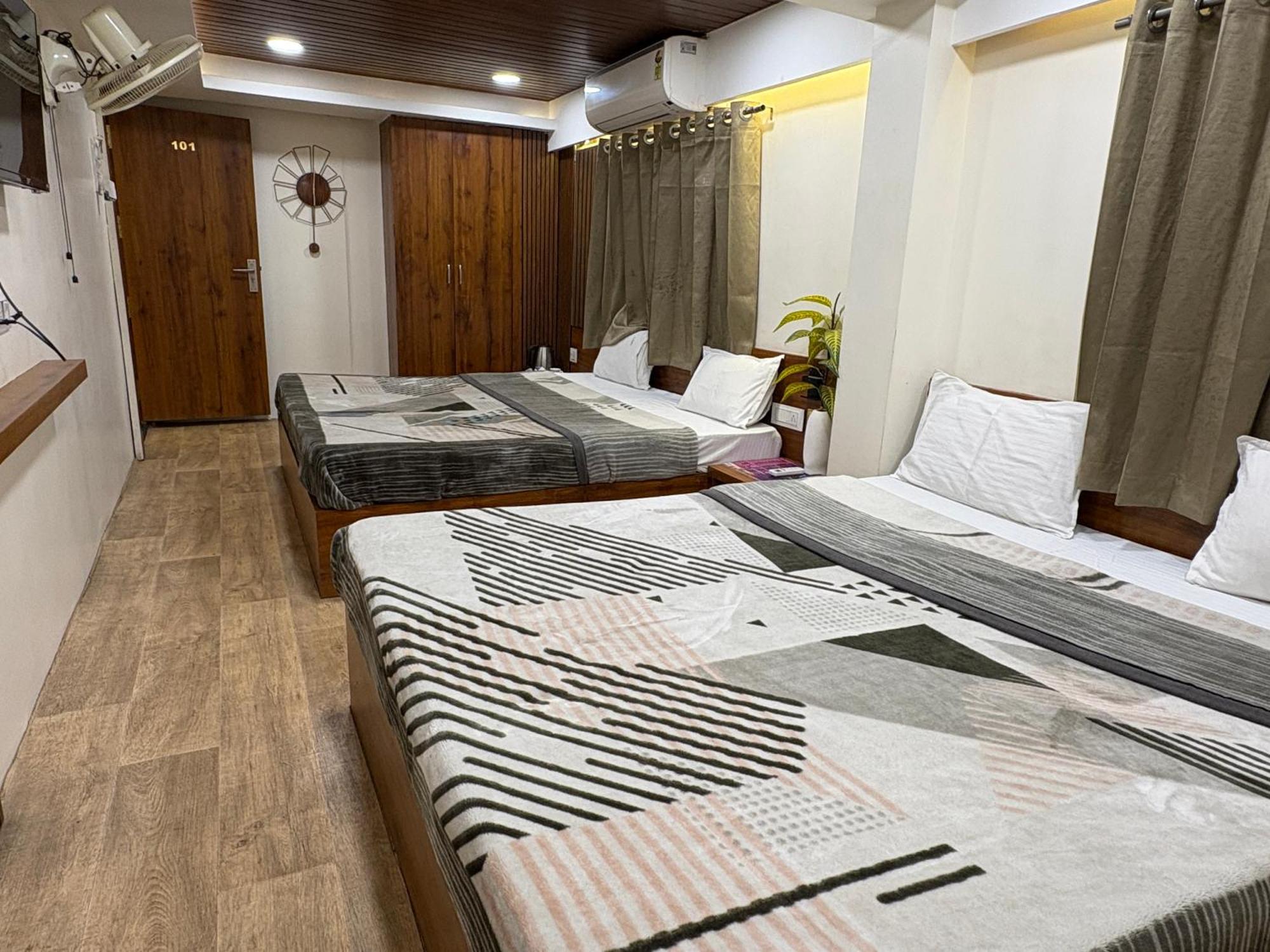 Hotel Anantshree 乌贾因 外观 照片