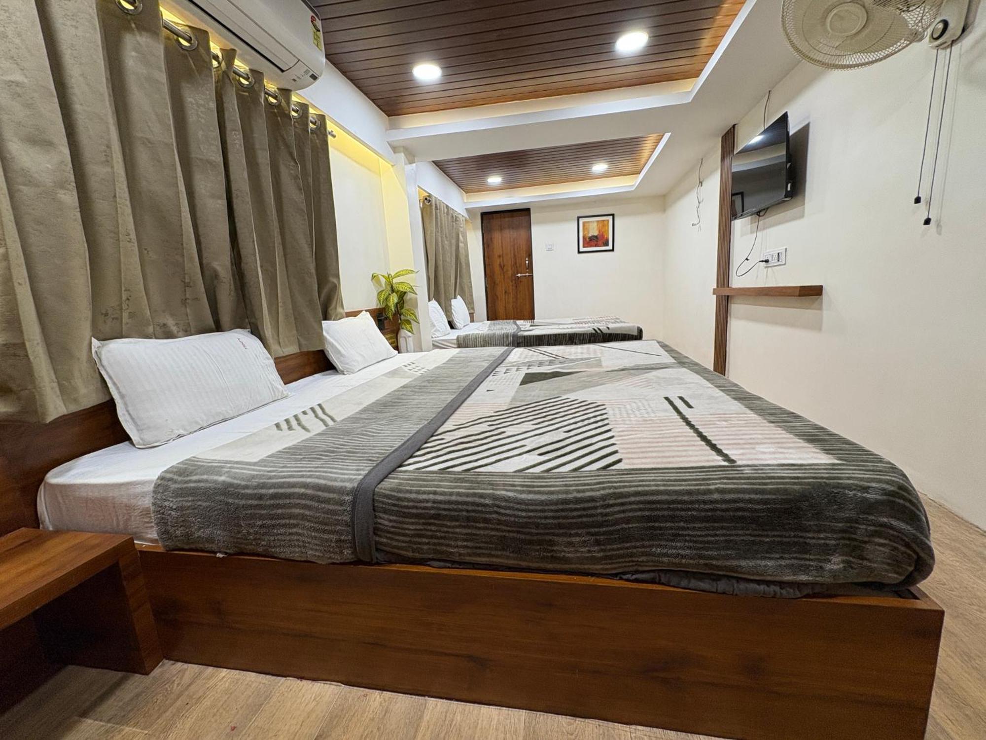 Hotel Anantshree 乌贾因 外观 照片