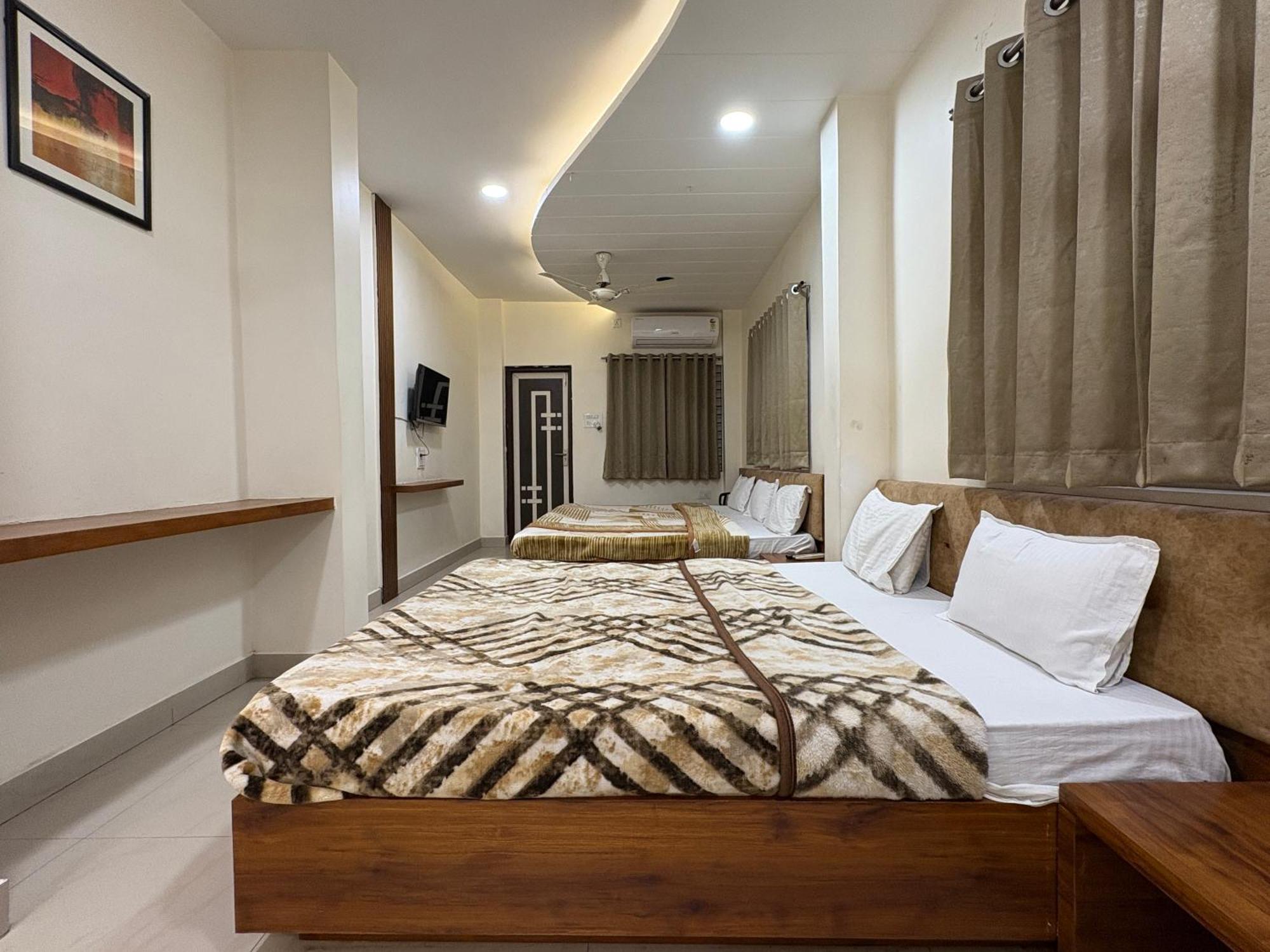 Hotel Anantshree 乌贾因 外观 照片