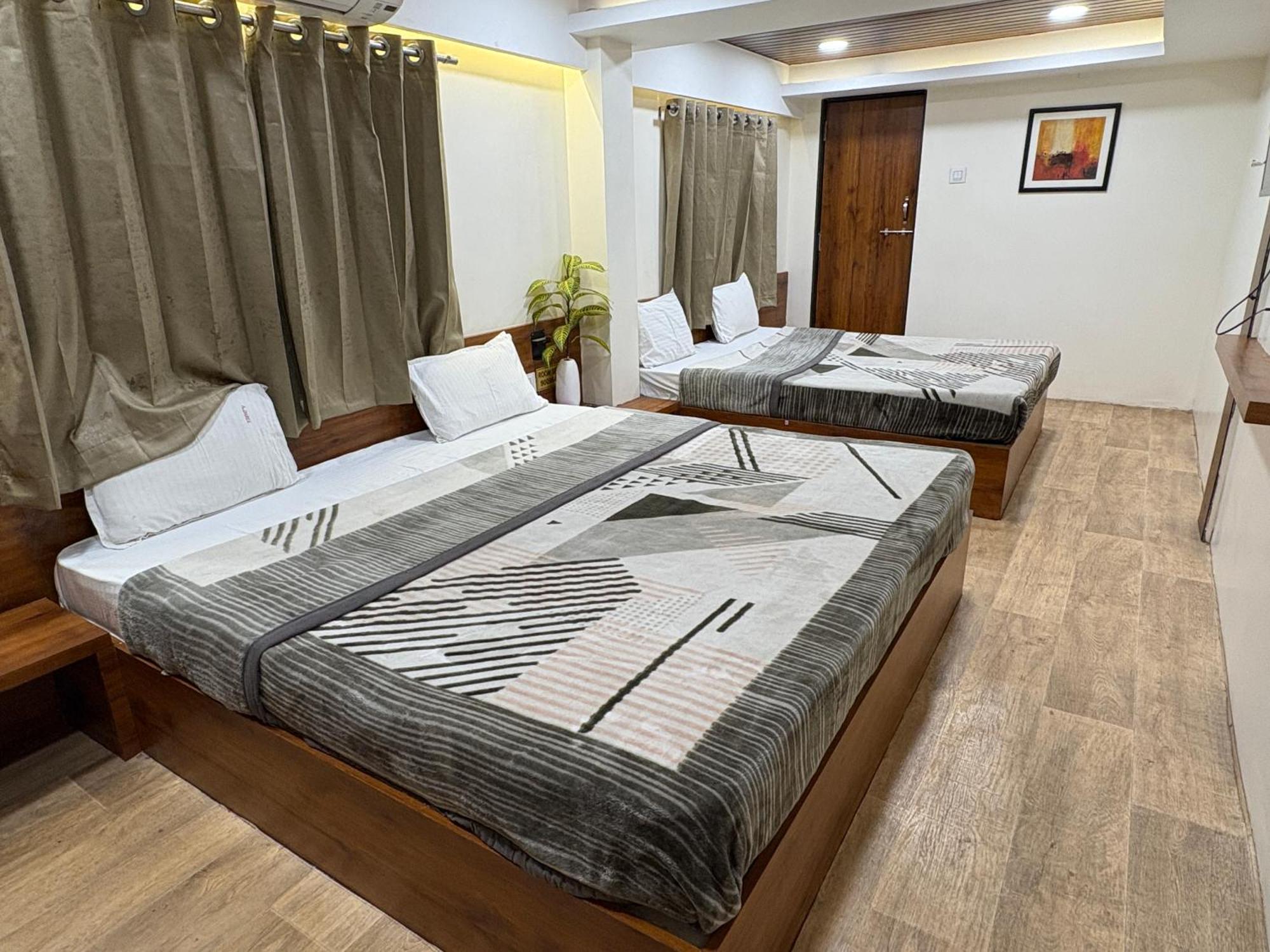 Hotel Anantshree 乌贾因 外观 照片