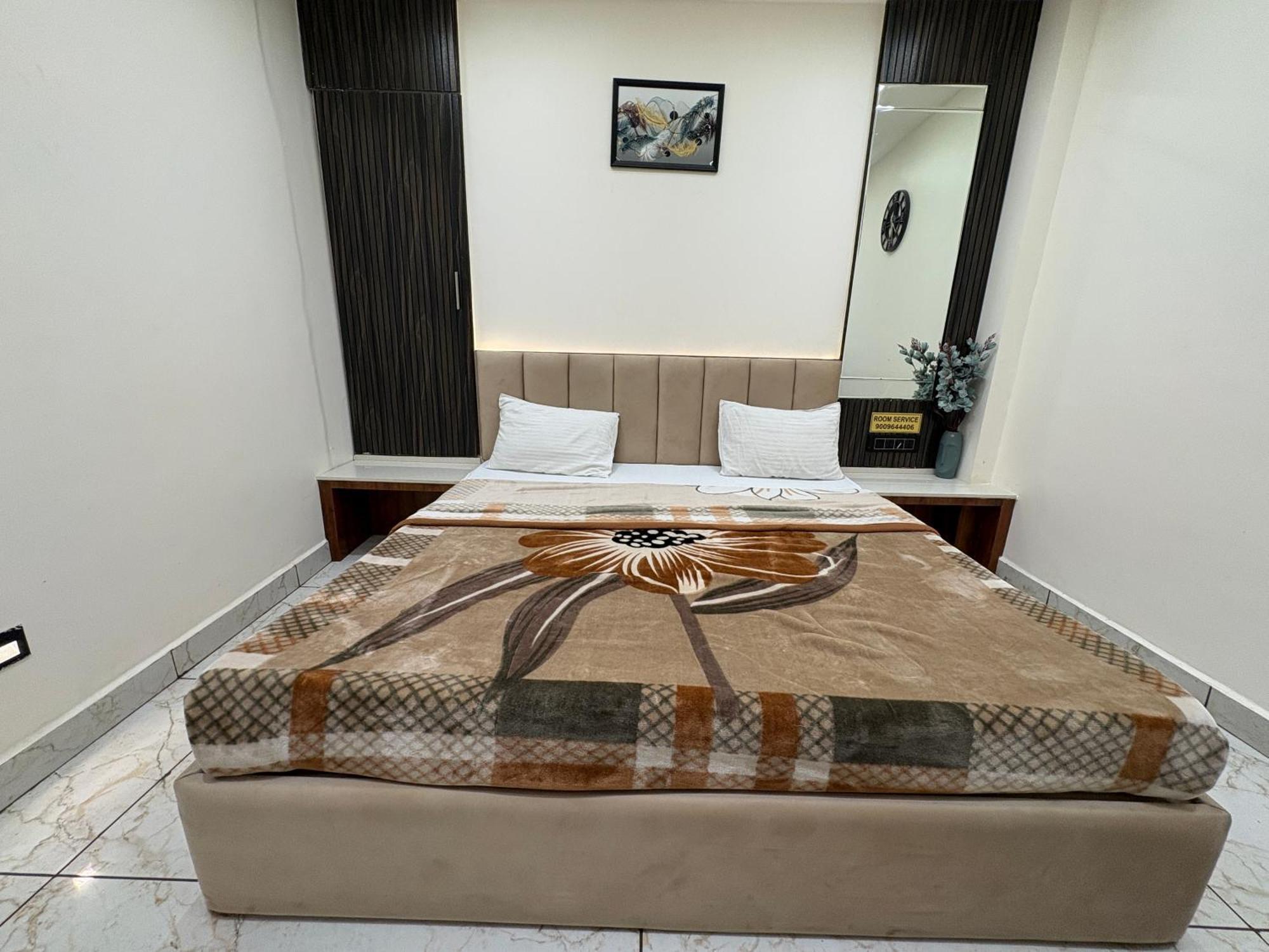 Hotel Anantshree 乌贾因 外观 照片